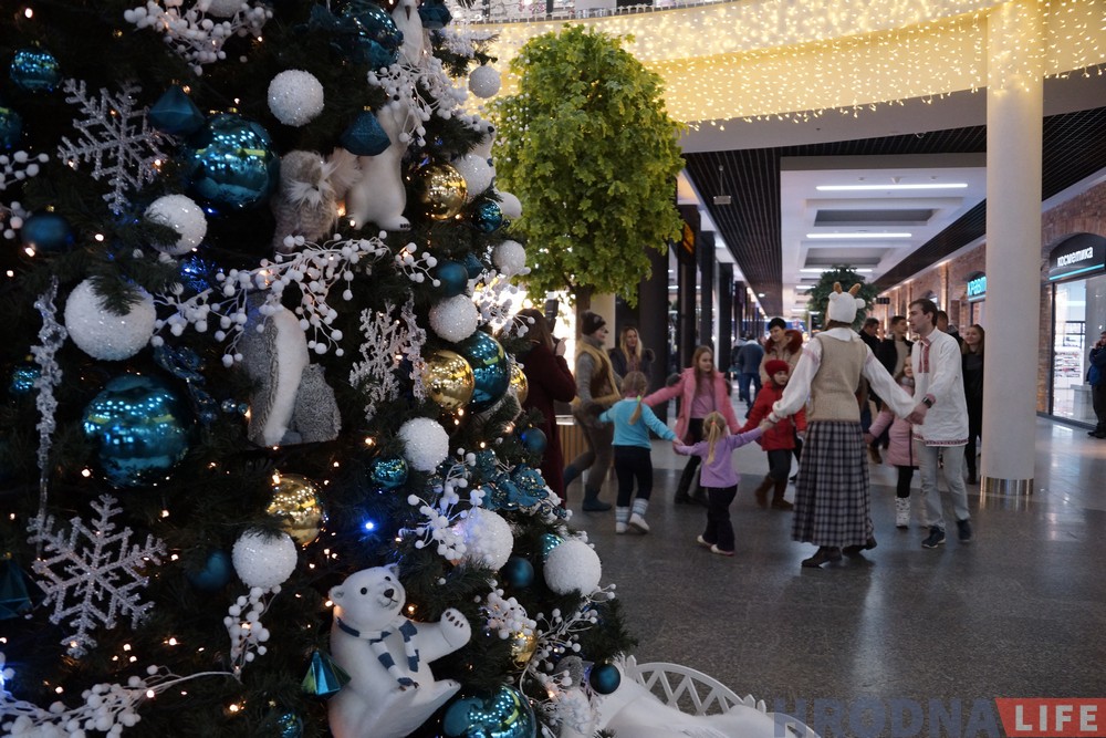 Фотафакт: Мішка і каза калядавалі ў гандлёвым цэнтры для дзяўчынкі з дзіцячага хоспіса Фотафакт: Мішка і каза калядавалі ў гандлёвым цэнтры для дзяўчынкі з дзіцячага хоспіса