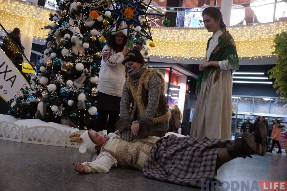 Фотафакт: Мішка і каза калядавалі ў гандлёвым цэнтры для дзяўчынкі з дзіцячага хоспіса Фотафакт: Мішка і каза калядавалі ў гандлёвым цэнтры для дзяўчынкі з дзіцячага хоспіса
