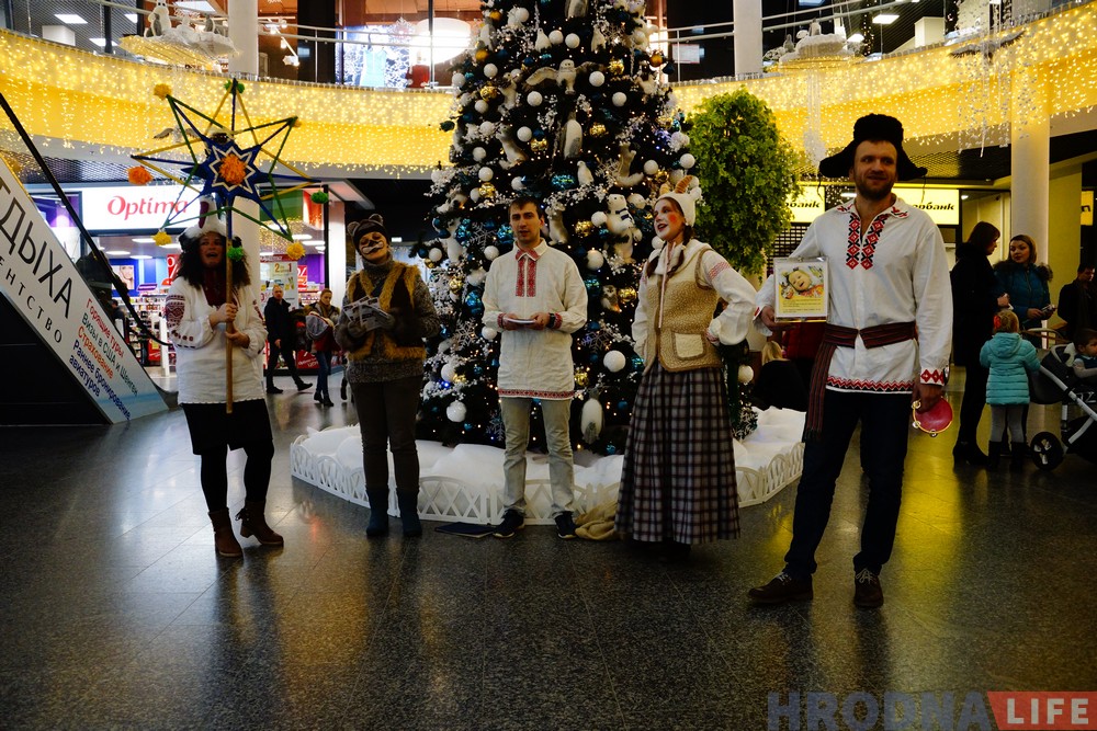 Фотафакт: Мішка і каза калядавалі ў гандлёвым цэнтры для дзяўчынкі з дзіцячага хоспіса