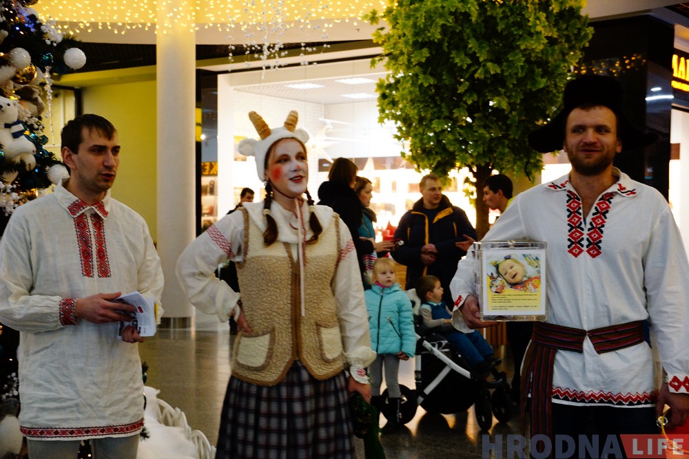 Фотафакт: Мішка і каза калядавалі ў гандлёвым цэнтры для дзяўчынкі з дзіцячага хоспіса Фотафакт: Мішка і каза калядавалі ў гандлёвым цэнтры для дзяўчынкі з дзіцячага хоспіса