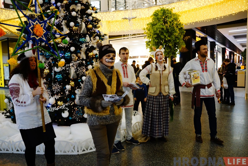 Фотафакт: Мішка і каза калядавалі ў гандлёвым цэнтры для дзяўчынкі з дзіцячага хоспіса Фотафакт: Мішка і каза калядавалі ў гандлёвым цэнтры для дзяўчынкі з дзіцячага хоспіса