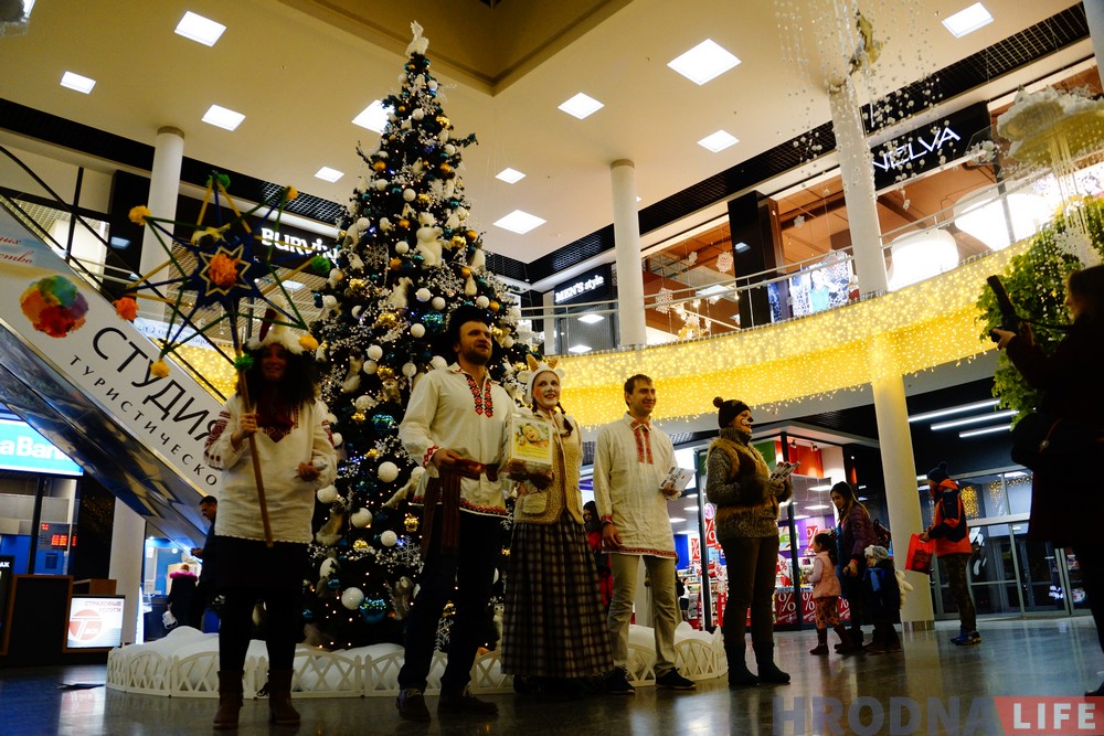 Фотафакт: Мішка і каза калядавалі ў гандлёвым цэнтры для дзяўчынкі з дзіцячага хоспіса Фотафакт: Мішка і каза калядавалі ў гандлёвым цэнтры для дзяўчынкі з дзіцячага хоспіса