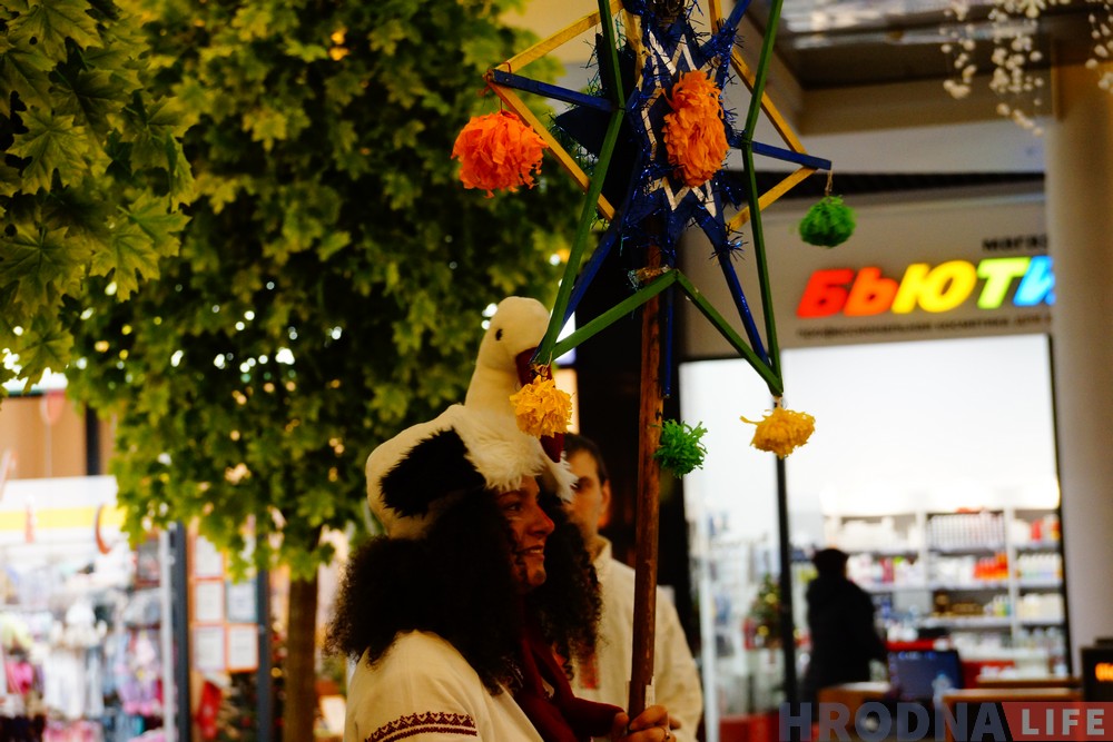 Фотафакт: Мішка і каза калядавалі ў гандлёвым цэнтры для дзяўчынкі з дзіцячага хоспіса Фотафакт: Мішка і каза калядавалі ў гандлёвым цэнтры для дзяўчынкі з дзіцячага хоспіса