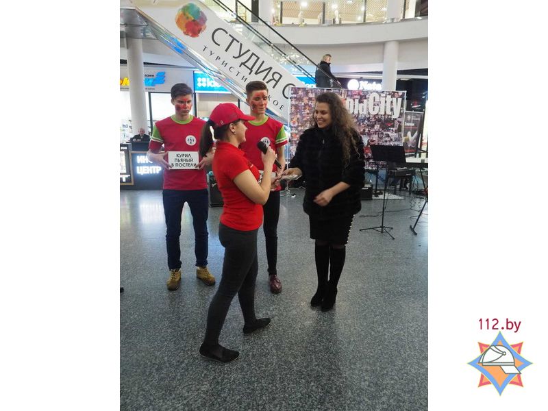 "Выцягнула з BMW пасажырку, наведвала ў бальніцы". Выратавальнікі узнагародзілі дзяўчыну, якая дапамагла пацярпелым у аварыі на Курчатава