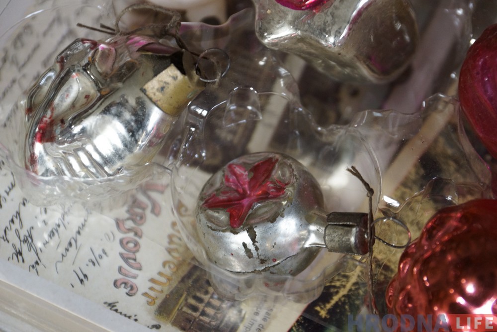 Святой Николай и столетние балерины. К Рождеству и Новому году Януш Парулис устроил выставку ёлочных игрушек