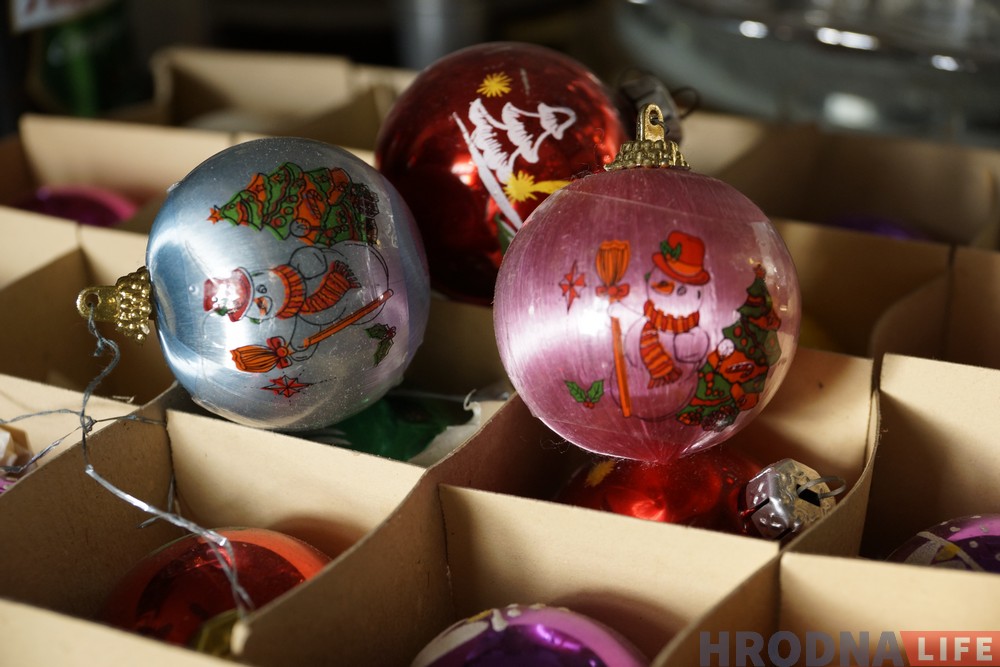 Святой Николай и столетние балерины. К Рождеству и Новому году Януш Парулис устроил выставку ёлочных игрушек