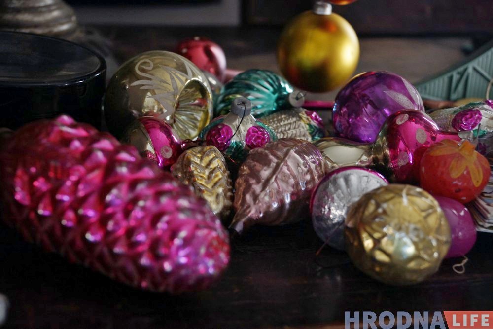 Святой Николай и столетние балерины. К Рождеству и Новому году Януш Парулис устроил выставку ёлочных игрушек