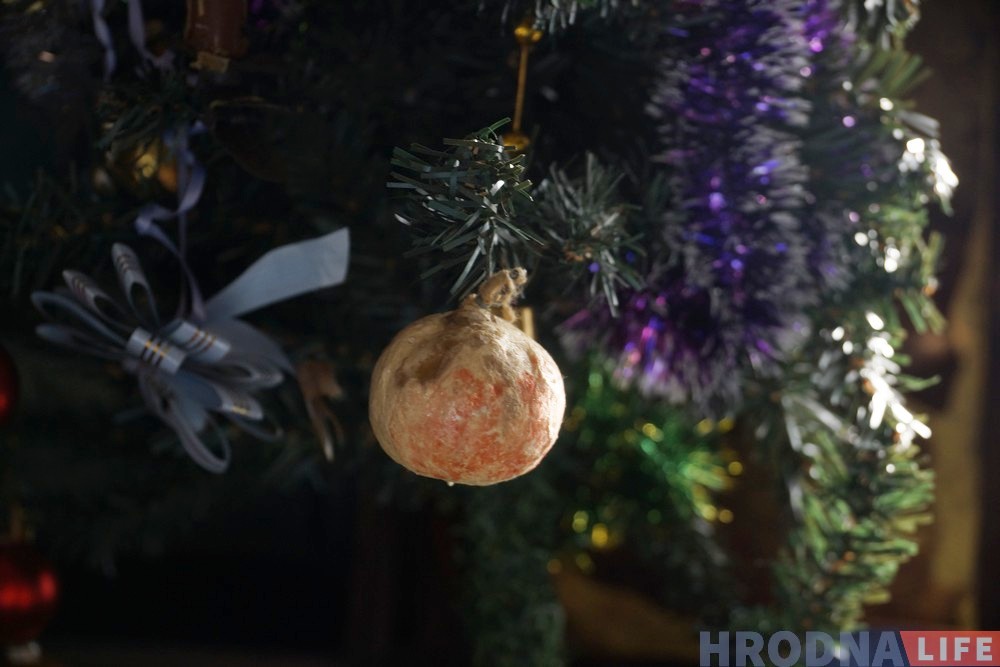 Святой Николай и столетние балерины. К Рождеству и Новому году Януш Парулис устроил выставку ёлочных игрушек