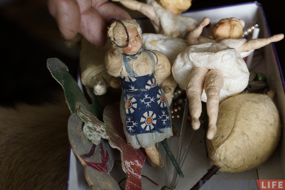 Святой Николай и столетние балерины. К Рождеству и Новому году Януш Парулис устроил выставку ёлочных игрушек