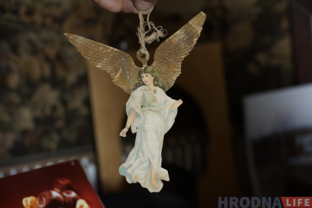 Святой Николай и столетние балерины. К Рождеству и Новому году Януш Парулис устроил выставку ёлочных игрушек