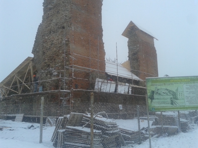 Вежу Крэўскага замка накрылі дахам: скончыўся першы этап кансервацыі помніка (фота)