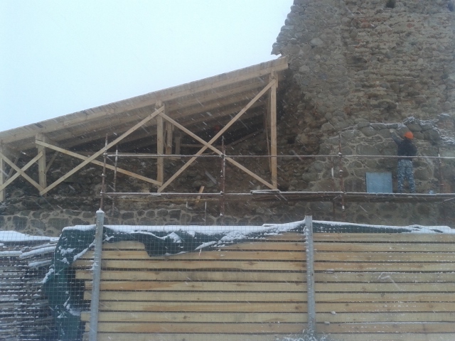 Вежу Крэўскага замка накрылі дахам: скончыўся першы этап кансервацыі помніка (фота)