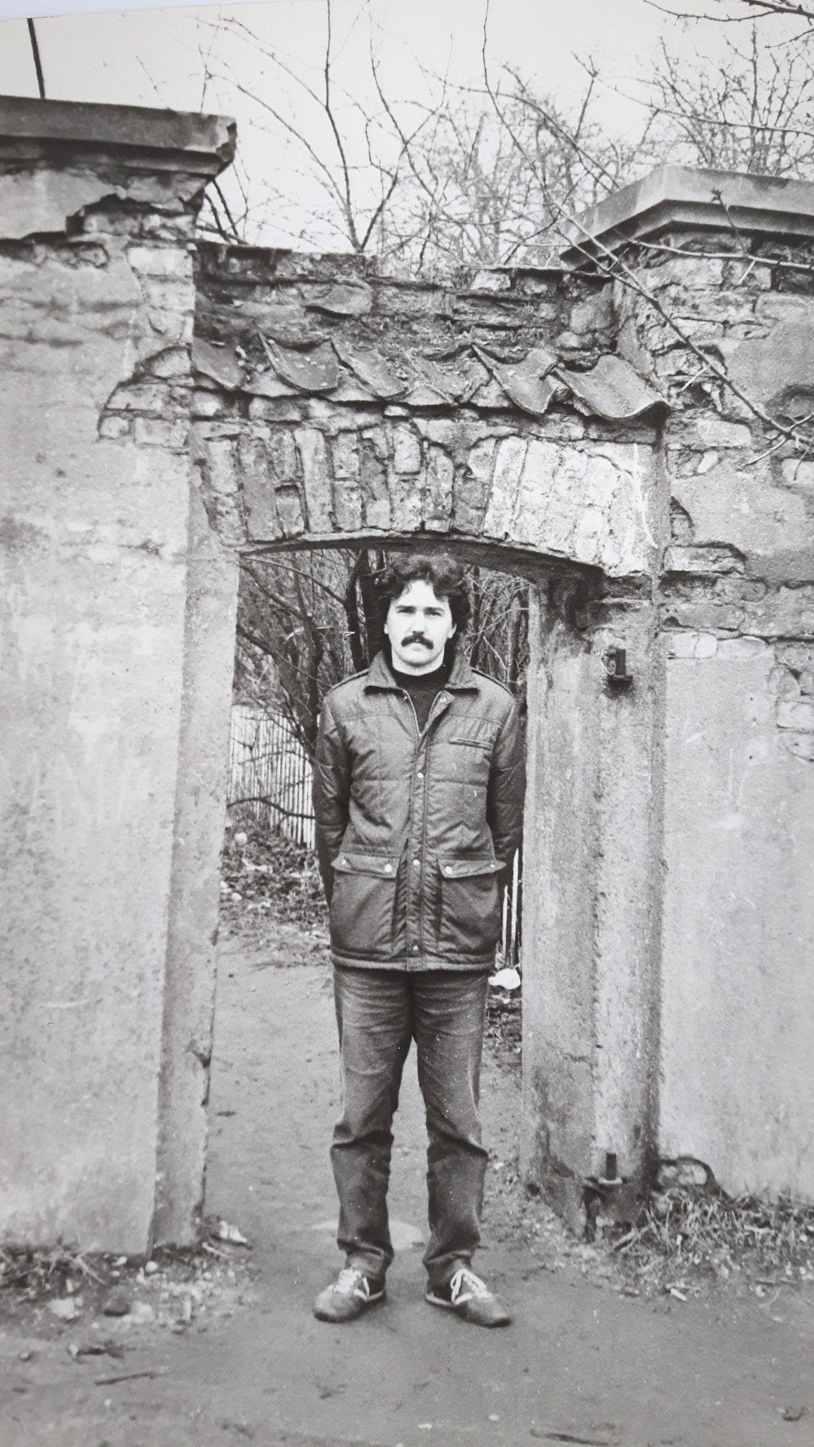 Здымак зроблены ля брамкі ў Станіславова, прыблізна 1988 год