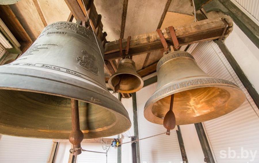 Як далікатная дзяўчына-званар спраўляецца з трохтоннымі званамі