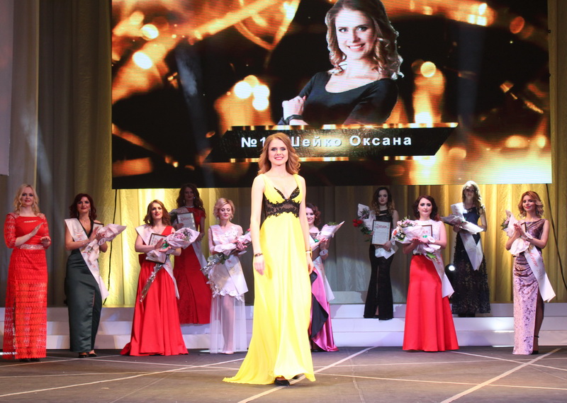 Каралевы прыгажосці сартуюць адходы! Першая беларуска з конкурса Міс Зямля і першая Міс Гродзенскай ЖКГ сталі за канвеер смеццесартавальнага завода