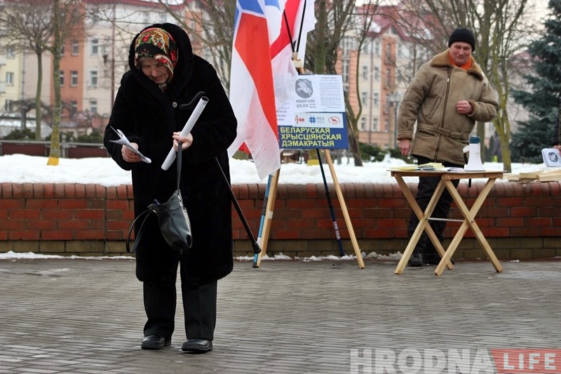 Пікетам на Савецкай дэмакраты нагадалі гродзенцам пра 100 год БНР Пікетам на Савецкай дэмакраты нагадалі гродзенцам пра 100 год БНР