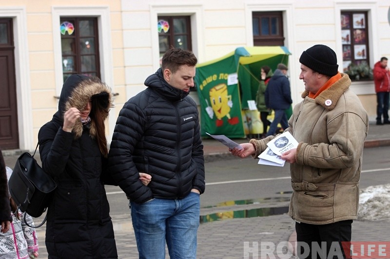 Пікетам на Савецкай дэмакраты нагадалі гродзенцам пра 100 год БНР Пікетам на Савецкай дэмакраты нагадалі гродзенцам пра 100 год БНР