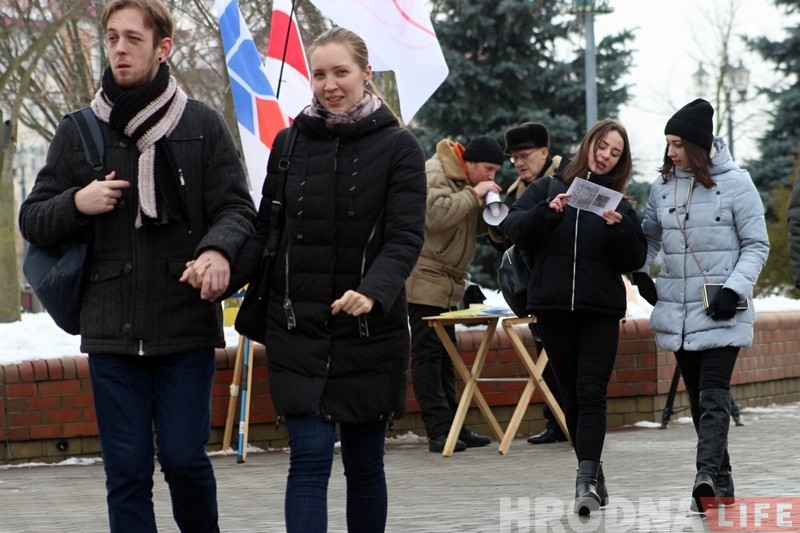 Пікетам на Савецкай дэмакраты нагадалі гродзенцам пра 100 год БНР Пікетам на Савецкай дэмакраты нагадалі гродзенцам пра 100 год БНР