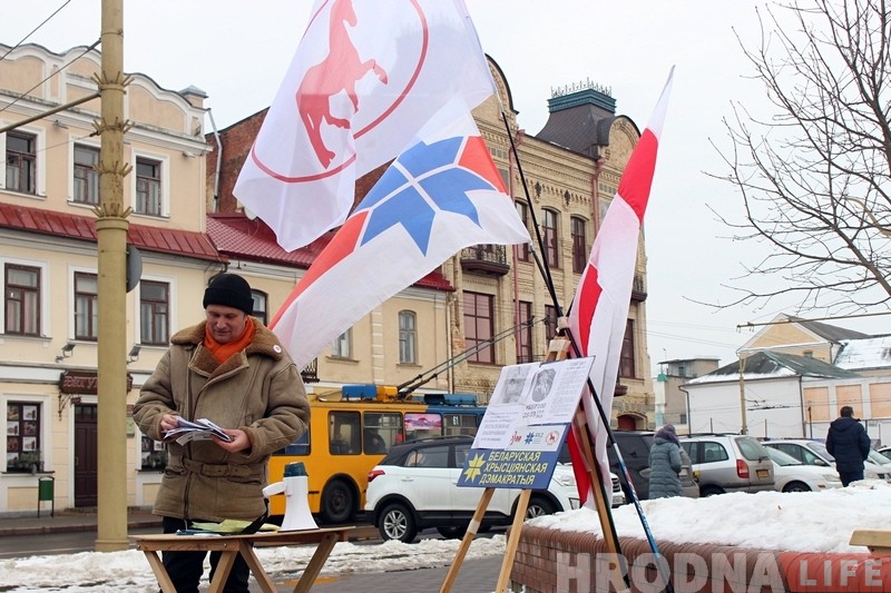 Пікетам на Савецкай дэмакраты нагадалі гродзенцам пра 100 год БНР Пікетам на Савецкай дэмакраты нагадалі гродзенцам пра 100 год БНР