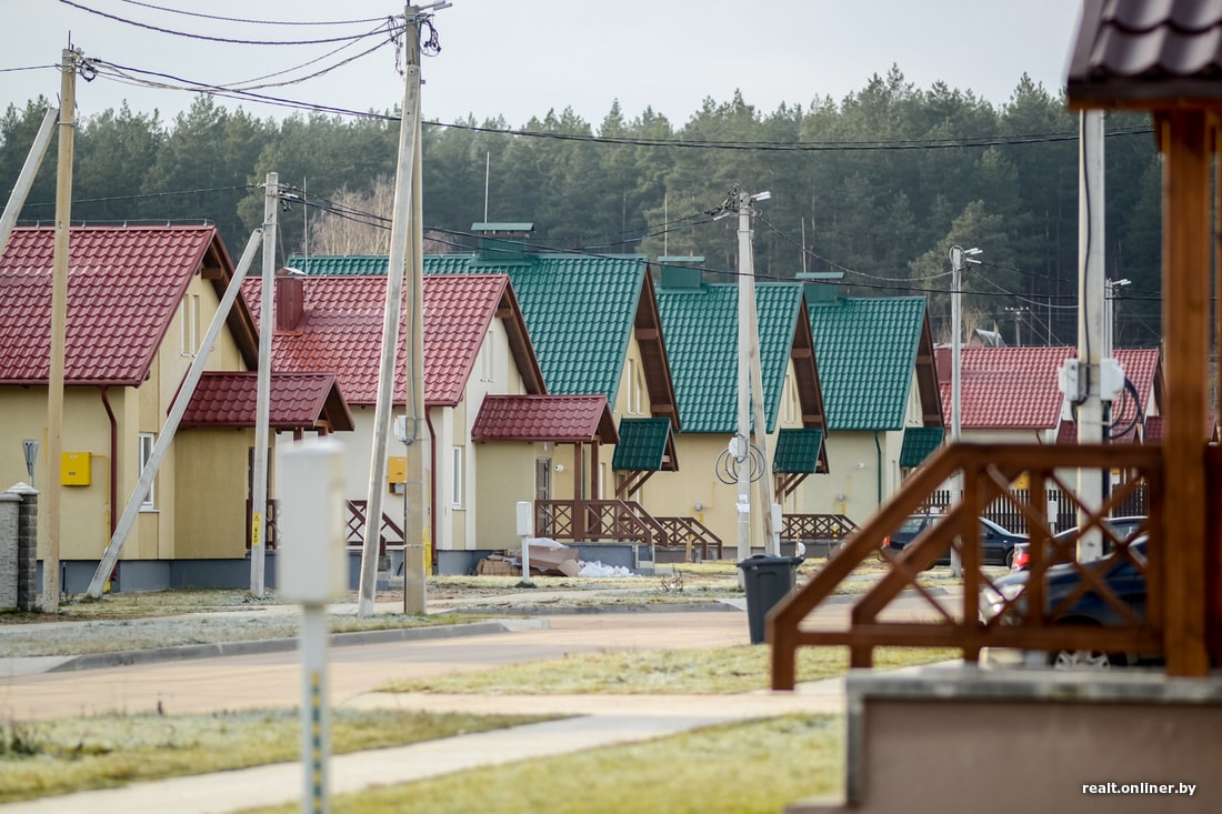 Рэпартаж з пасёлка каркасных дамоў у Ласосна, дзе гатовы катэдж каштуе 58 тысяч даляраў па курсе