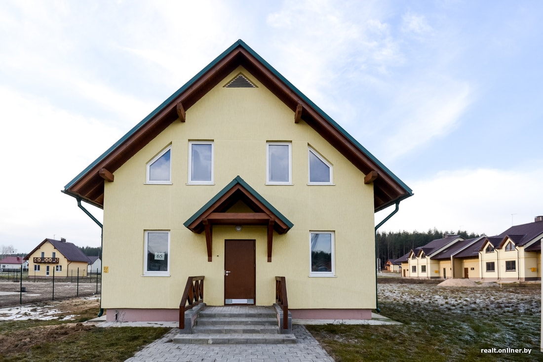 Рэпартаж з пасёлка каркасных дамоў у Ласосна, дзе гатовы катэдж каштуе 58 тысяч даляраў па курсе