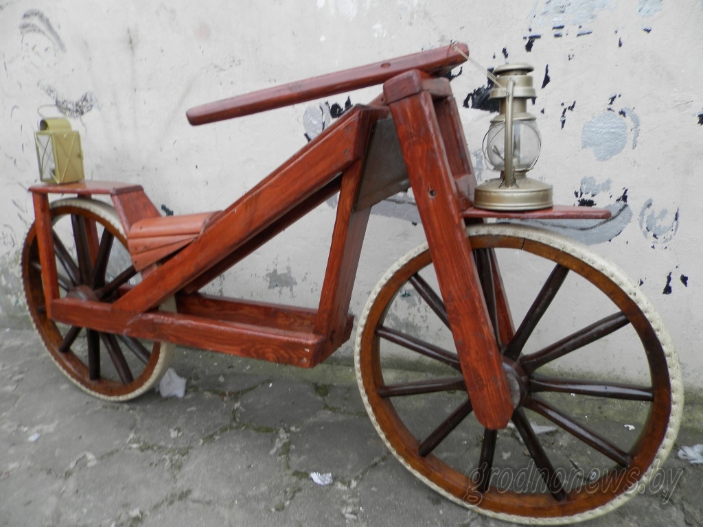 Бязвізавым турыстам прапануюць пакатацца на мотарыкшы ў цэнтры горада