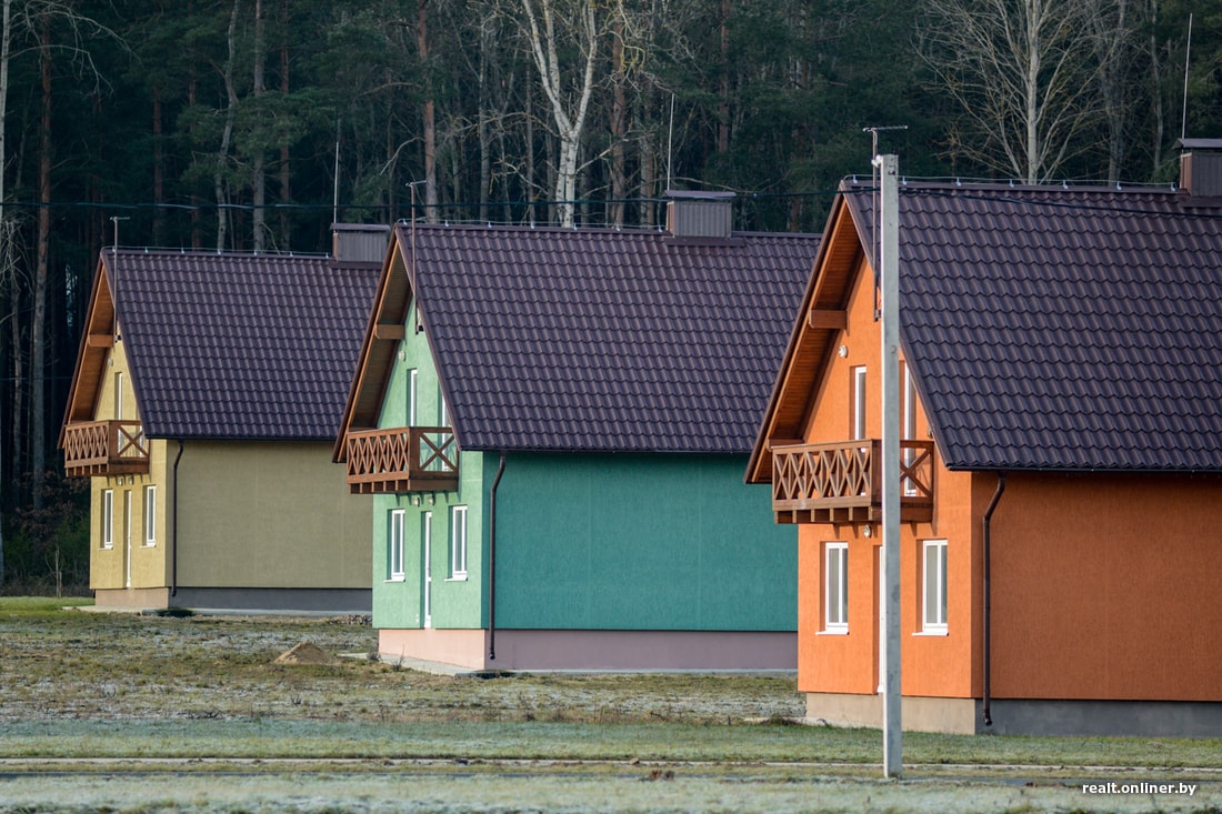 Рэпартаж з пасёлка каркасных дамоў у Ласосна, дзе гатовы катэдж каштуе 58 тысяч даляраў па курсе