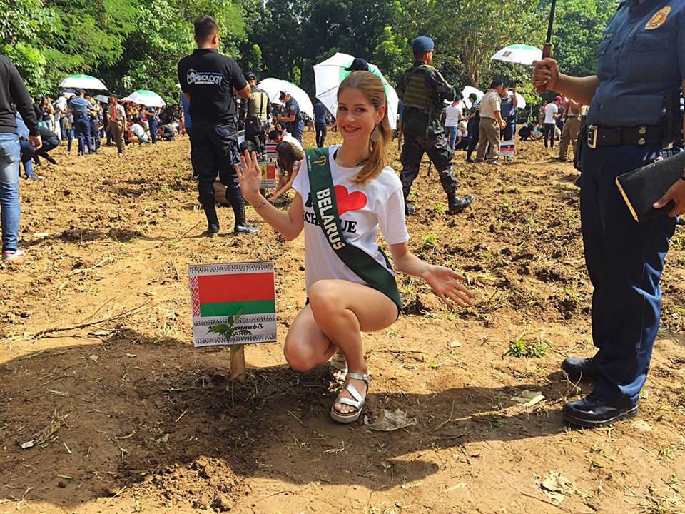 Каралевы прыгажосці сартуюць адходы! Першая беларуска з конкурса Міс Зямля і першая Міс Гродзенскай ЖКГ сталі за канвеер смеццесартавальнага завода Каралевы прыгажосці сартуюць адходы! Першая беларуска з конкурса Міс Зямля і першая Міс Гродзенскай ЖКГ сталі за канвеер смеццесартавальнага завода