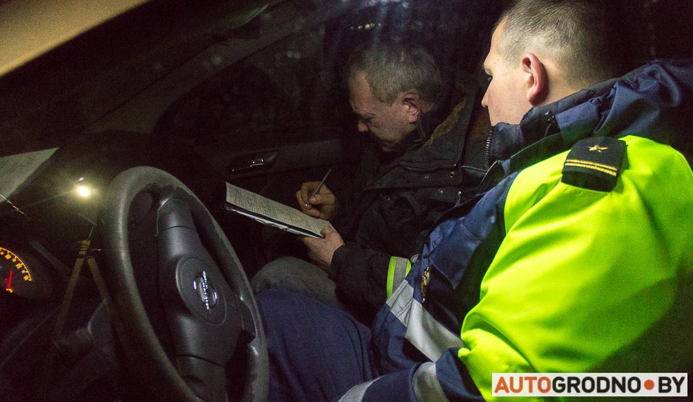 Рэйд ДАІ Гродна ў фотаздымках: як інспектары затрымліваюць пешаходаў-парушальнікаў