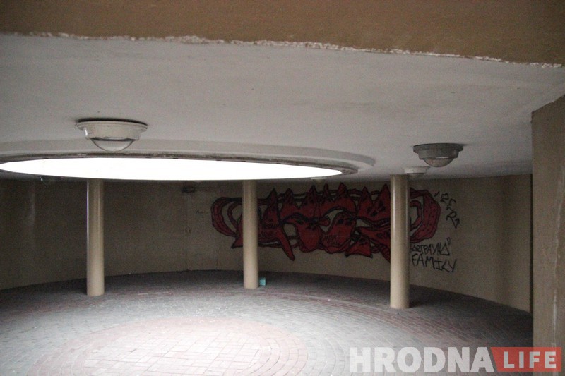 Печань і кішкі: каля аўтавакзала ў Гродне з’явілася маштабнае графіці