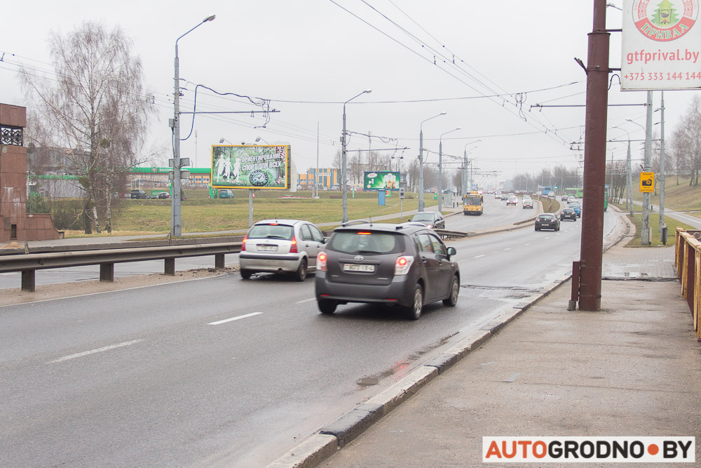 Праз тры тыдні пасля рамонту на Румлёўскім мосце працягвае "выпарацца" асфальт