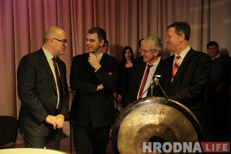 «Няма розніцы, для каго граць». Лешэк Можджар выйшаў басанож, а Кірыл Кедук зрабіў заўвагу слухачам