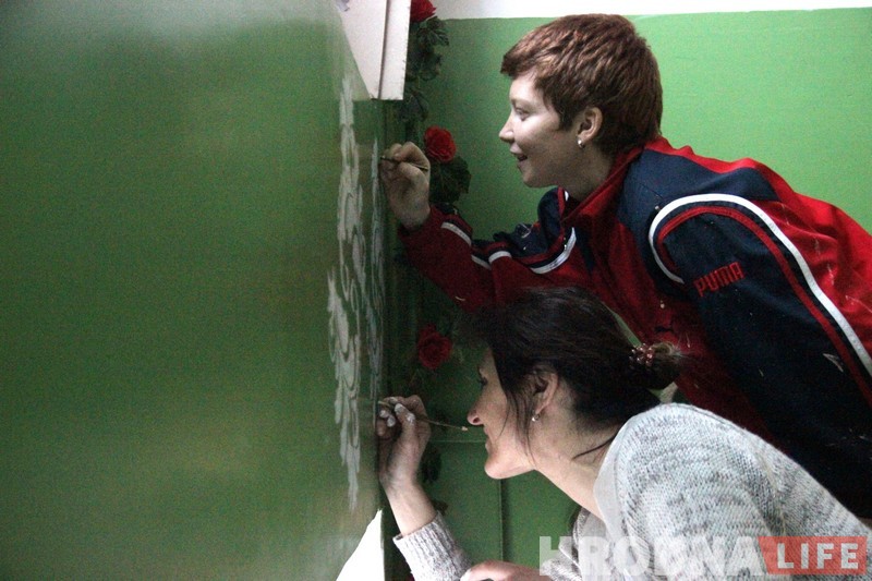 Глядзіце, як гродзенцы размалявалі звычайны пад'езд у хрушчоўцы. І на гэтым не спыняюцца!