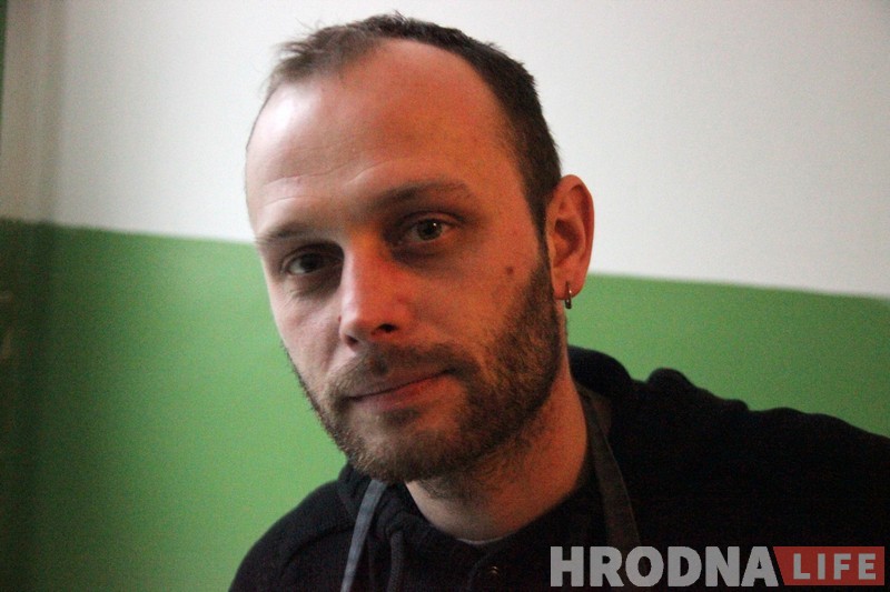 Глядзіце, як гродзенцы размалявалі звычайны пад'езд у хрушчоўцы. І на гэтым не спыняюцца!