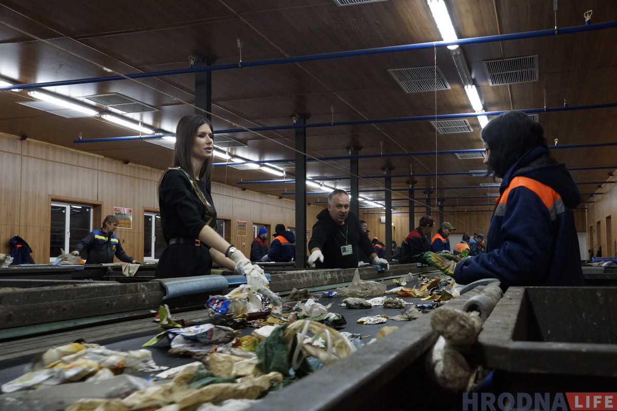 Каралевы прыгажосці сартуюць адходы! Першая беларуска з конкурса Міс Зямля і першая Міс Гродзенскай ЖКГ сталі за канвеер смеццесартавальнага завода