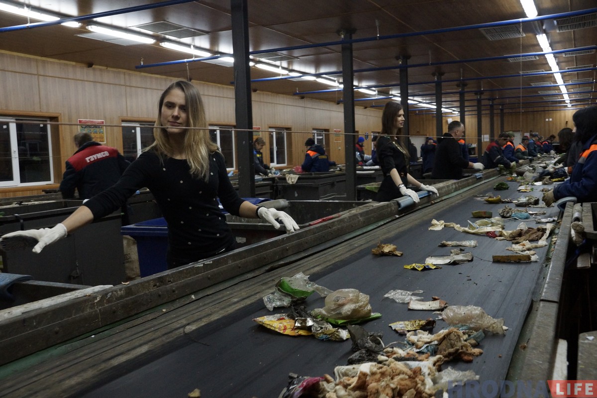 Каралевы прыгажосці сартуюць адходы! Першая беларуска з конкурса Міс Зямля і першая Міс Гродзенскай ЖКГ сталі за канвеер смеццесартавальнага завода