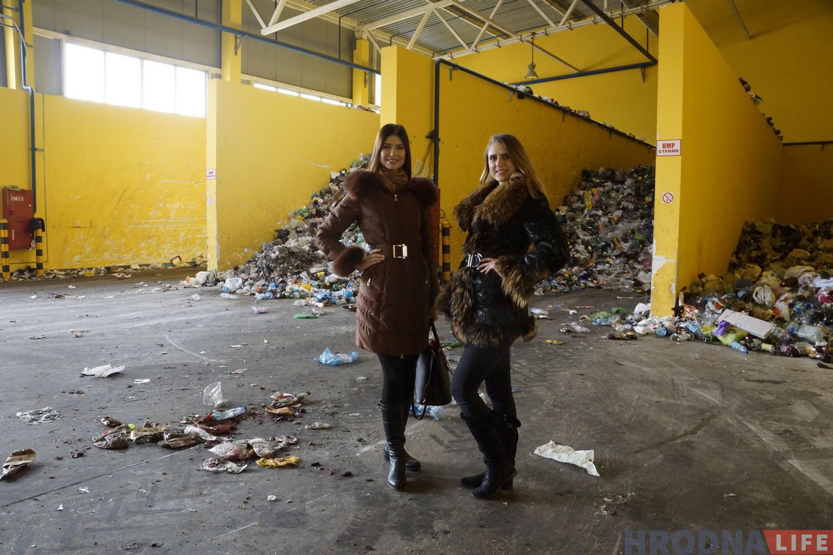 Каралевы прыгажосці сартуюць адходы! Першая беларуска з конкурса Міс Зямля і першая Міс Гродзенскай ЖКГ сталі за канвеер смеццесартавальнага завода