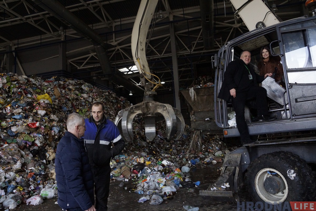 Каралевы прыгажосці сартуюць адходы! Першая беларуска з конкурса Міс Зямля і першая Міс Гродзенскай ЖКГ сталі за канвеер смеццесартавальнага завода