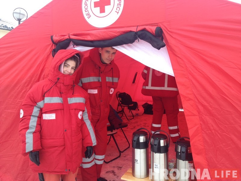 Не дачакаліся маразоў: каля аўтавакзала бясплатна раздаюць чай, супы і пюрэ