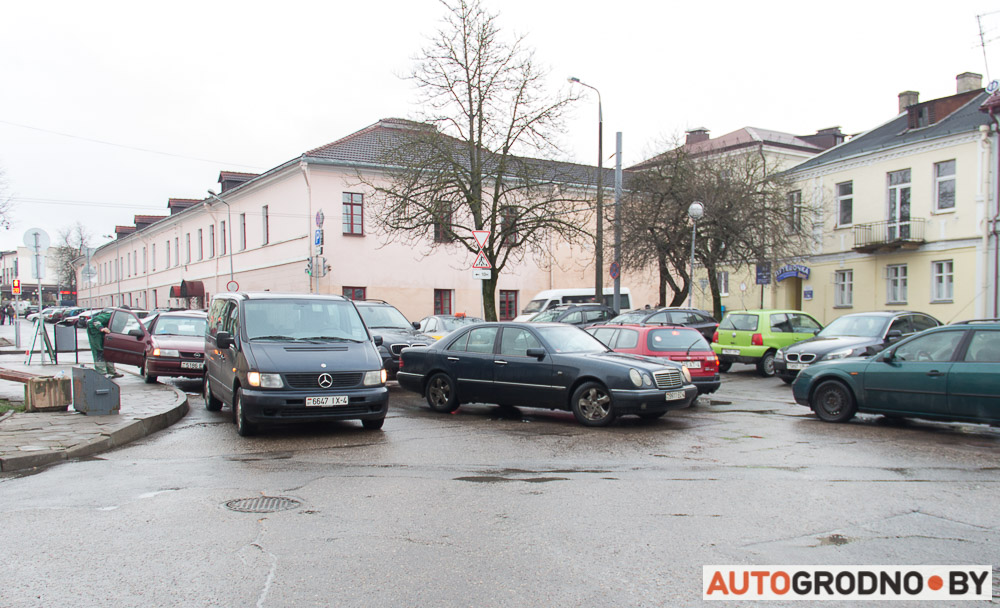 Новы святлафор на Вялікай Траецкай не заўважаюць ні кіроўцы, ні пешаходы. Рэпартаж