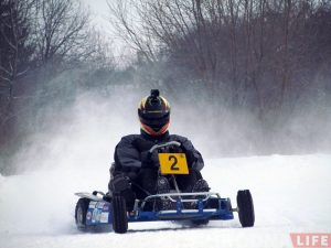 Гродзенскі гоншчык распавёў аб асаблівасцях зімовага картынгу