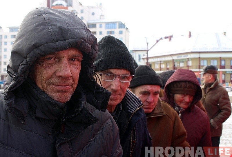 Валанцёры Чырвонага Крыжа арганізавалі каля аўтавакзала пункт абагрэву Валанцёры Чырвонага Крыжа арганізавалі каля аўтавакзала пункт абагрэву