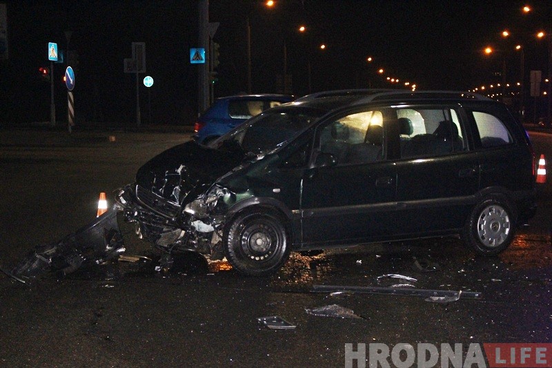 На скрыжаванні каля ДАІ адбылося ДТЗ з удзелам машыны хуткай дапамогі На скрыжаванні каля ДАІ адбылося ДТЗ з удзелам машыны хуткай дапамогі