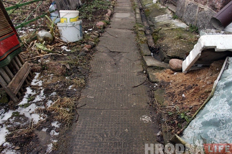 З падворка Януша Паруліса скралі бетонную пліту міжваеннага часу З падворка Януша Паруліса скралі бетонную пліту міжваеннага часу