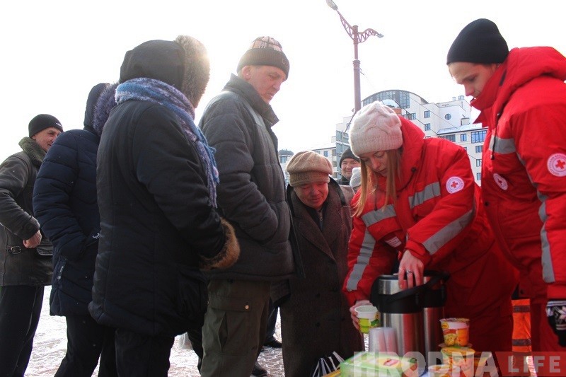 Валанцёры Чырвонага Крыжа арганізавалі каля аўтавакзала пункт абагрэву Валанцёры Чырвонага Крыжа арганізавалі каля аўтавакзала пункт абагрэву