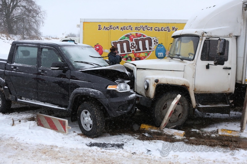Фотафакт: лабавое сутыкненне машын выклікала кіламетровыя чэргі на трасе Гродна-Мінск