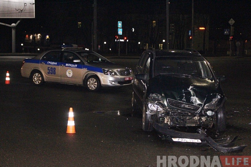 На скрыжаванні каля ДАІ адбылося ДТЗ з удзелам машыны хуткай дапамогі На скрыжаванні каля ДАІ адбылося ДТЗ з удзелам машыны хуткай дапамогі