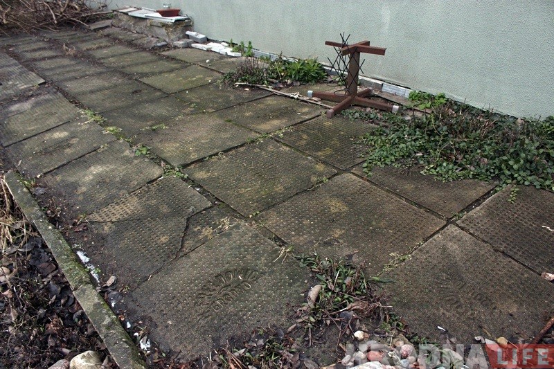 З падворка Януша Паруліса скралі бетонную пліту міжваеннага часу З падворка Януша Паруліса скралі бетонную пліту міжваеннага часу