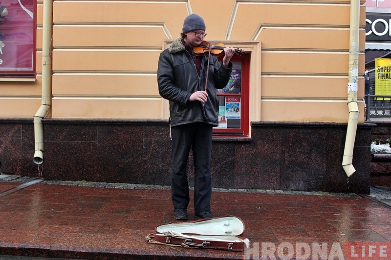 «Жывым пахавалі? Даўжэй пражывеш». Вулічны музыка са скрыпкай вярнуўся на Савецкую
