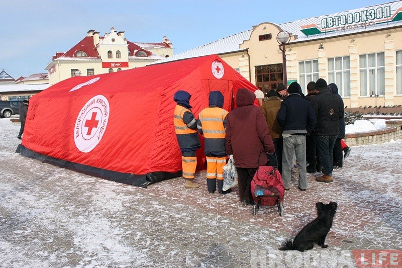 Валанцёры Чырвонага Крыжа арганізавалі каля аўтавакзала пункт абагрэву Валанцёры Чырвонага Крыжа арганізавалі каля аўтавакзала пункт абагрэву
